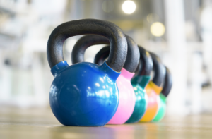 Kettlebells som symboliserar att hållbara arbetsvanor byggs genom träning och små förändringar över tid.