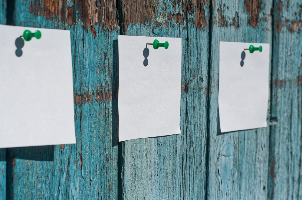 Lappar som sitter var för sig och är fästa på en vägg.